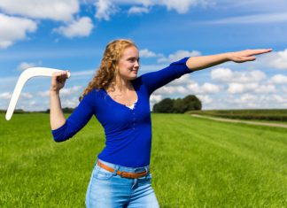 Wie man einen australischen Bumerang wie einen Profi wirft